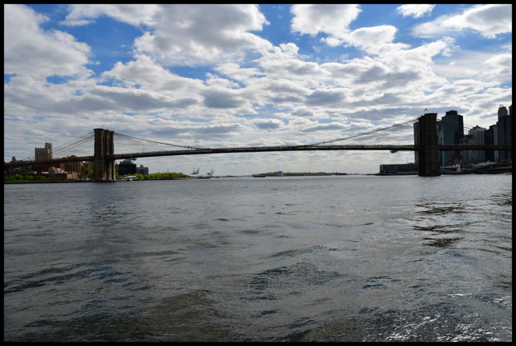 Vista del Puente de Brooklyn desde el Puente de Manhattan