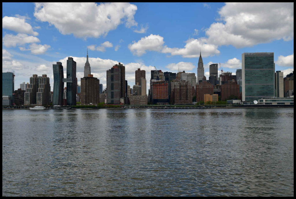 El East River con Manhattan al fondo