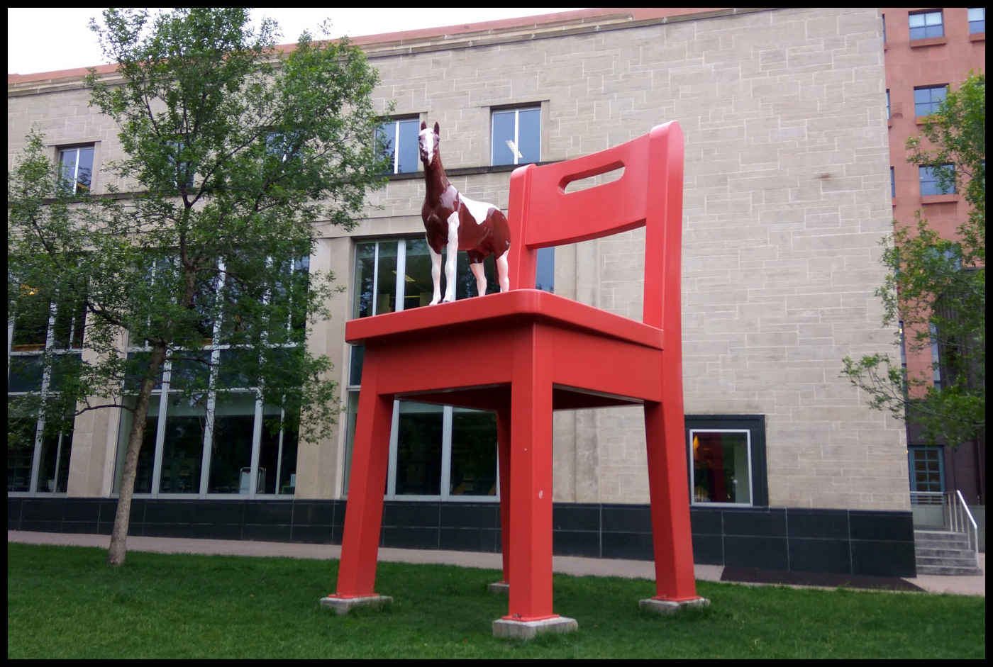 Giant Chair with Tiny Horse en Denver Central Library
