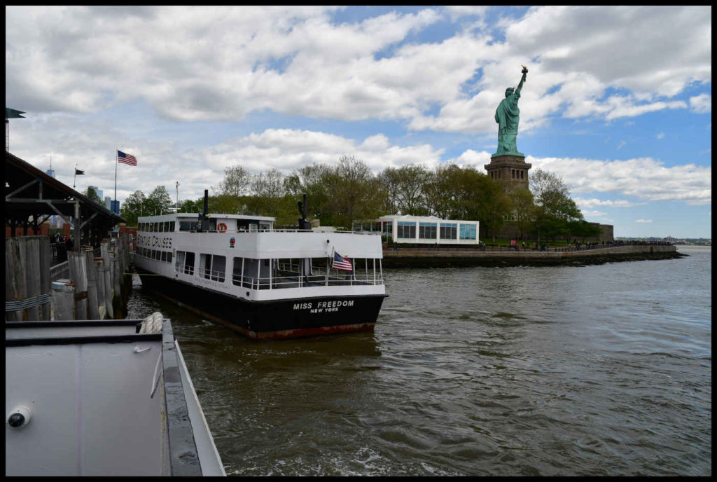 Barco que te lleva y trae a Liberty Island