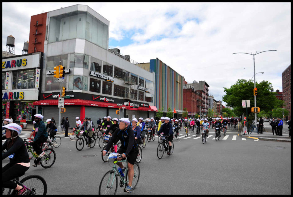 El TD Five Boro Bike Tour por las calles de Harlem