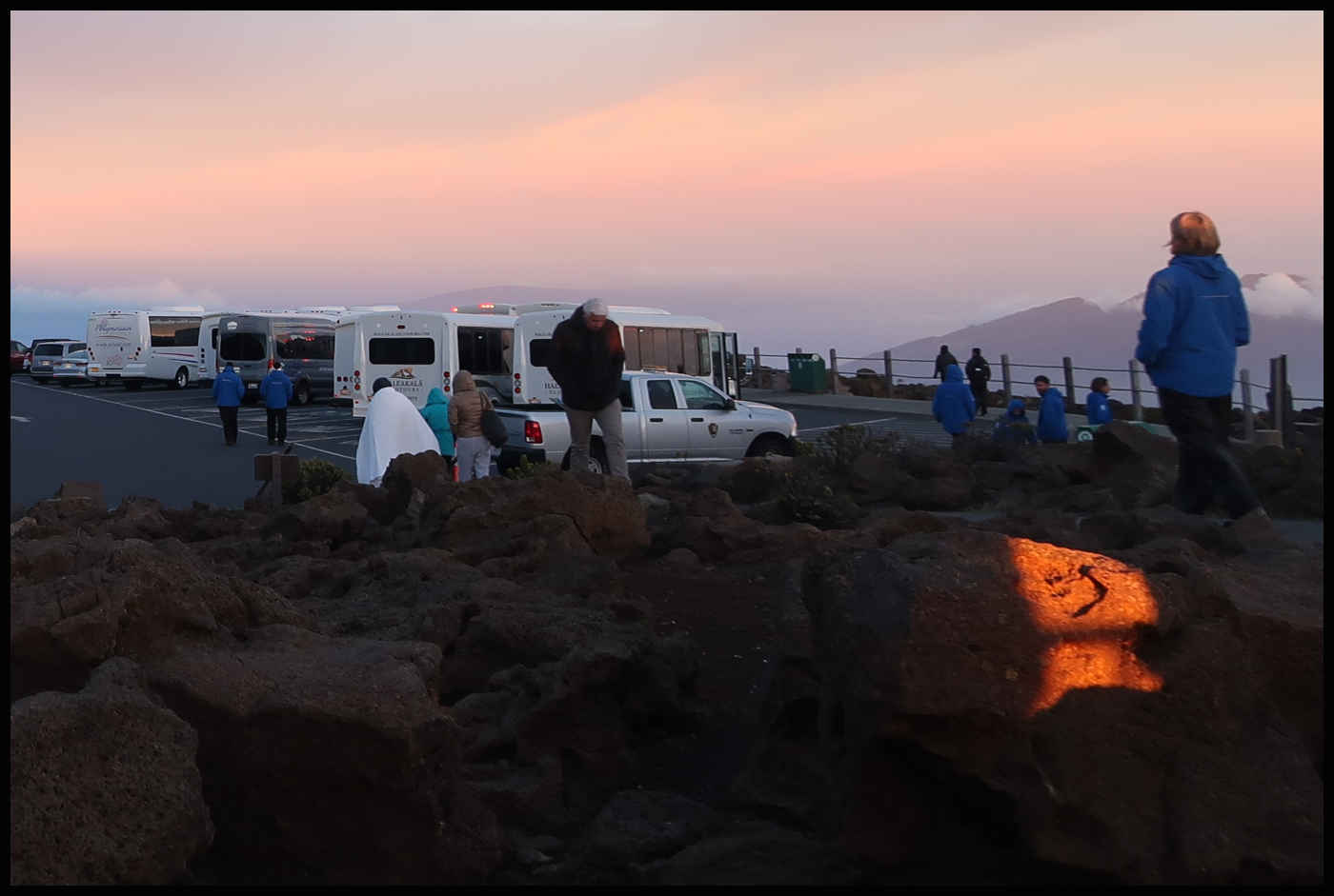 Amanecer fresco en el Haleakalā, lleva ropa de abrigo