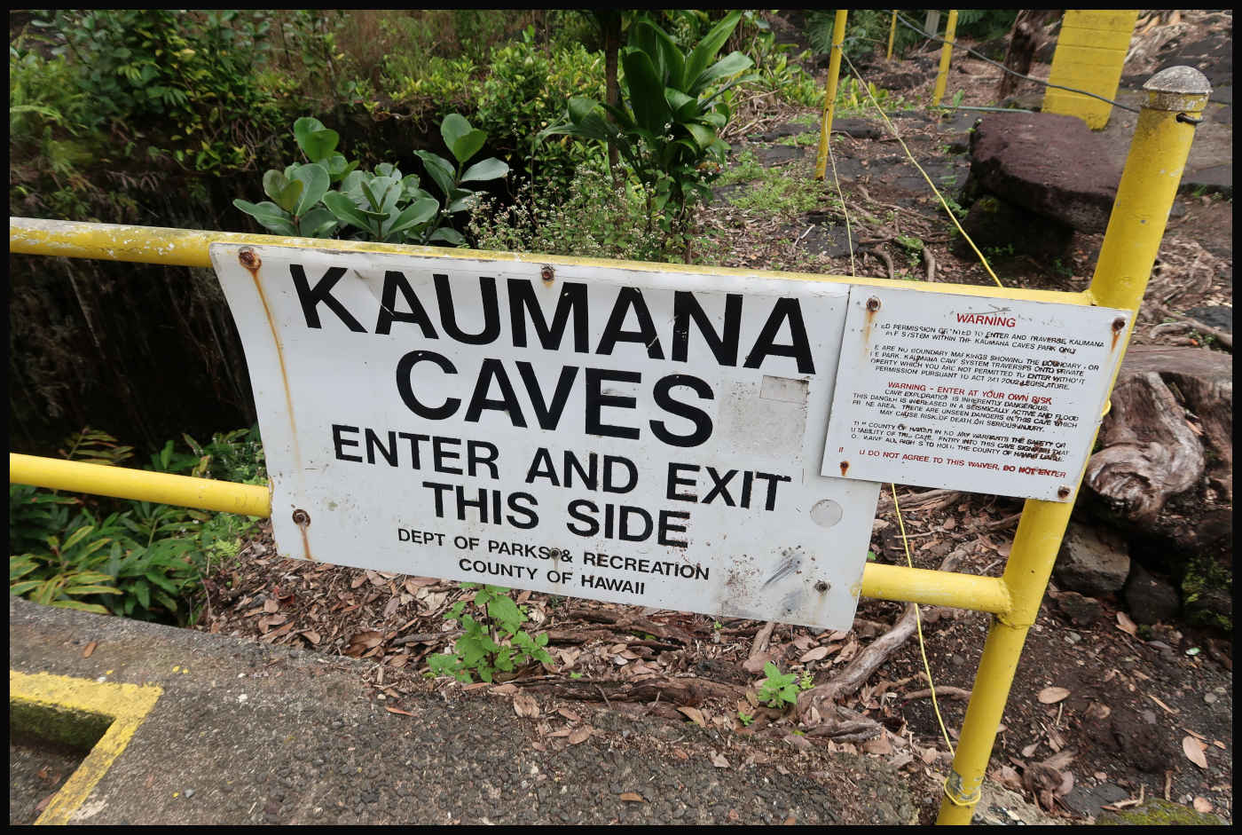Entrada y salida. - Kaumana Caves